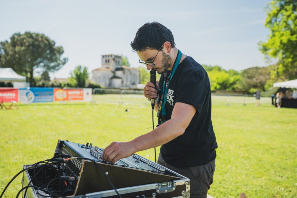 Eventech - prestataire technique en Nouvelle Aquitaine - Sonorisation - mise en lumière - vidéo en direct - Bordeaux - Arcachon - Perigueux - Libourne