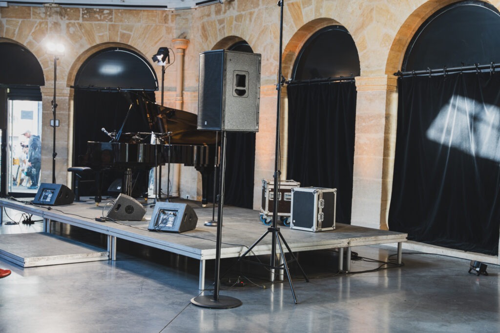 Montage de scène, sonorisation et mise en lumière pour le concert de Thierry Amiel à la Halle des Chartrons, réalisé par Eventech Bordeaux