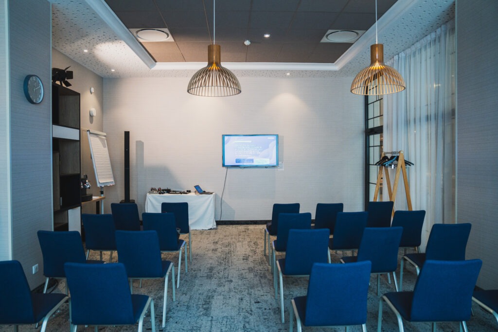 Prestation technique conférence à l’Hôtel Hilton Bordeaux : son, lumière, régie vidéo & live streaming par Eventech