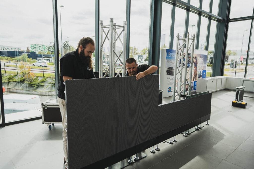 installation écran LED showroom bordeaux